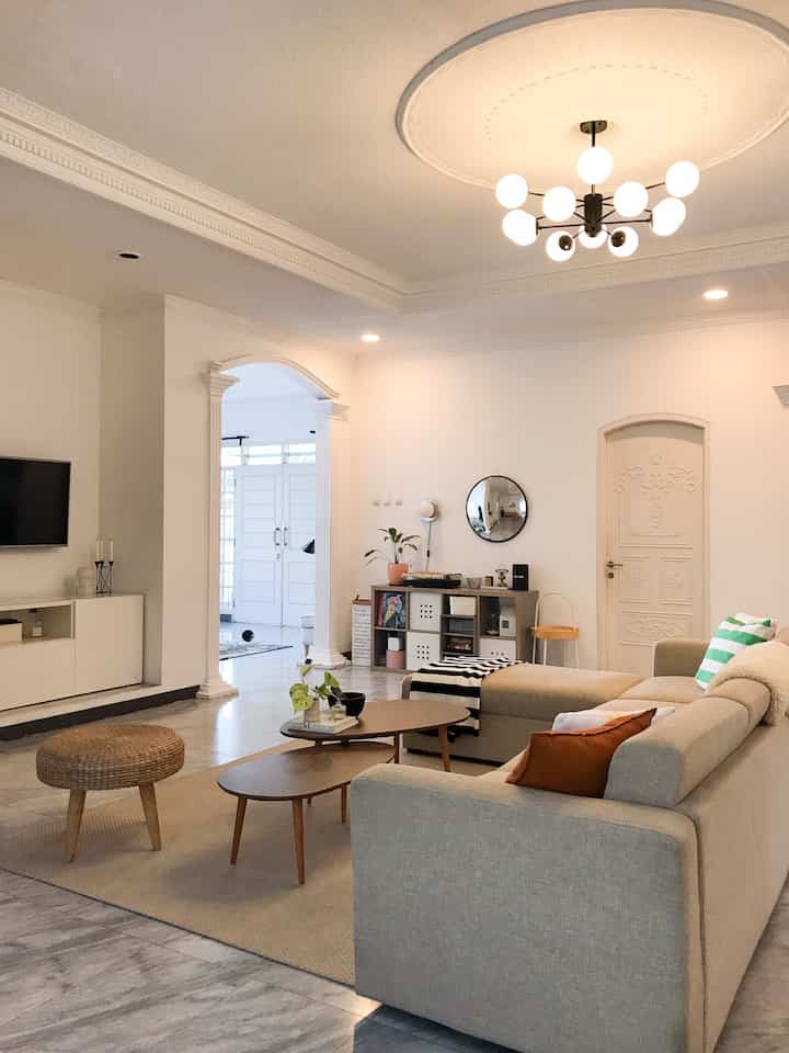 Living room di siang hari, lampu nyala karena di luar mataharinya tiba-tiba malu ga mau keliatan semua. Jendela juga kacanya tinted jadi cahayanya kurang cakep. 

#livingroom #livingroomstyling #openspace #openspacehome #ikea #ikeahome #dekorasiruangkeluarga