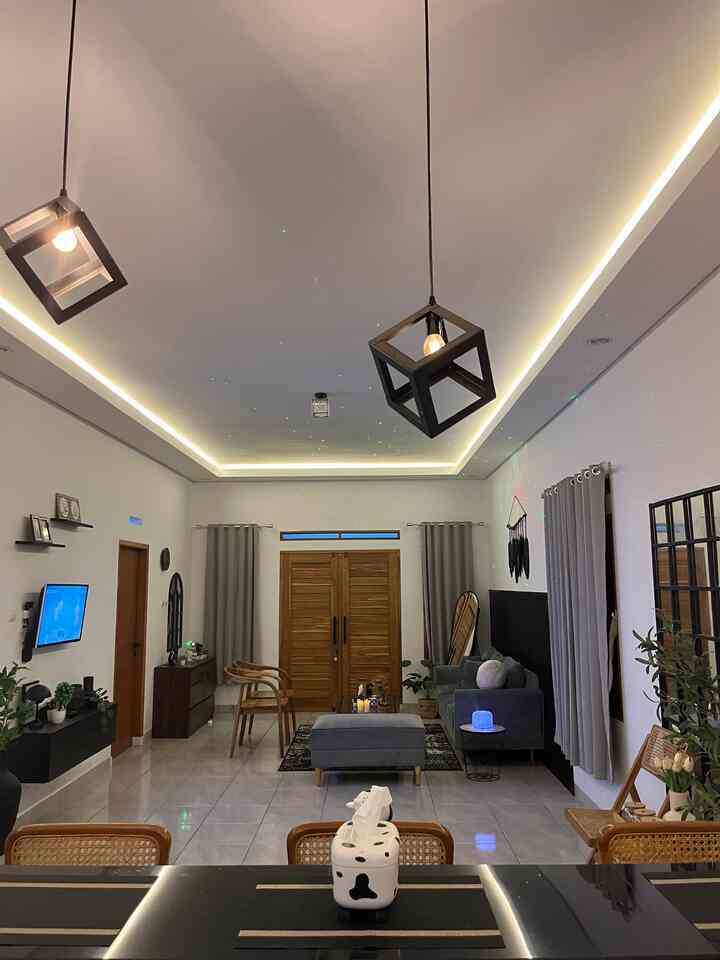 Yes ini dia suasana malam hari di Bumi Gerrd. Open Space menjadi pilihan kami agar lahan yang terbatas ini menjadikan rumah terlihat lebih luas. Penambahan lampu led stripe di plafon ternyata membuat ruangan menjadi syahdu. 

#bumigerrd #SofaRetro #KarpetMonochrome #LampuLedStripe #LampuIndustrial #RumahOpenSpace #RuanganTerbatas #LivingRoomMungil #NightVibe 