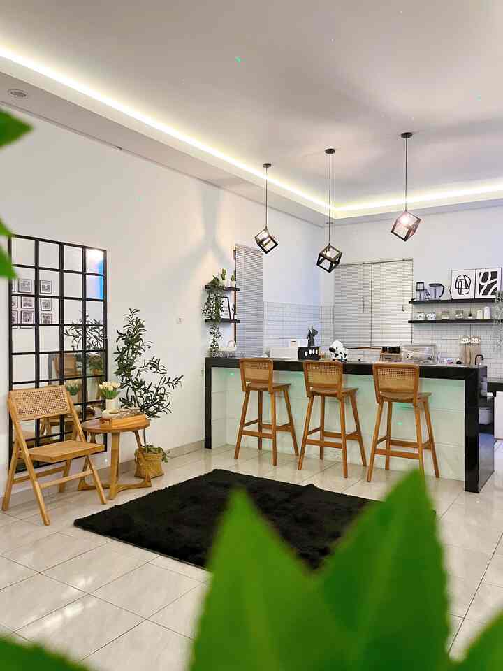 Kami menambahkan meja bar beton dengan granit hitam yang dipercantik kursi bar kayu jati dan lampu industrial agar saat buka pintu tidak langsung terihat kompor dan sink cuci piring wkwkw. Meja bar ini kami fungsikan untuk mena makan. Cocok banget nih yang punya lahan terbatas tapi tetep pengen punya tempat makan khusus. 

#bumigerrd #MejaBarBeton #LampuIndustrial #KursiBarJati #CerminIndustrial #KarpetBuluPolos #RumahOpenScpace #DekorasiLowBudget #RumahMinimalis #LampuLedStripe 