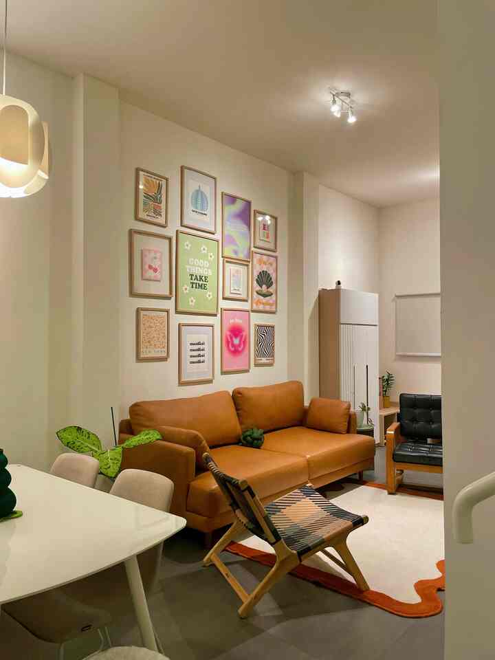 Siapa sangka lahan sekecil ini bisa terlihat luas? Infact, lebarnya hanya 6 m dan panjang 5 m. Dengan konsep open space semuanya jadi muat: dapur, ruang tamu dan ruang makan—tanpa ngerasa sempit sama sekali. Oh ya, ketinggian atap juga punya peran penting. Minimal 2.7-3 m ya biar kasih efek lebih luas lagi. #RumahSeupil

#NightVibe #RumahOpenSpace #RumahTanpaSekat #MejaMakan #DapurMinimalis #RuangTamu #SofaKulit #InspirasiDapur #RuangTamuKecil