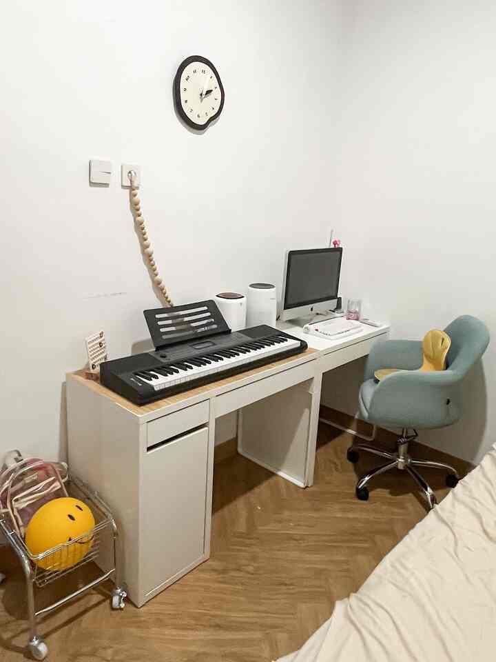 Meja kerja mini di rumah, barengan sama keyboard ❤️ aku pilih meja Micke IKEA karena minimalis, sleek, dan ada penyimpanan di laci #WorkDesk #WorkingArea #SmallDesk #HomeWork #IKEA #HomeOffice 