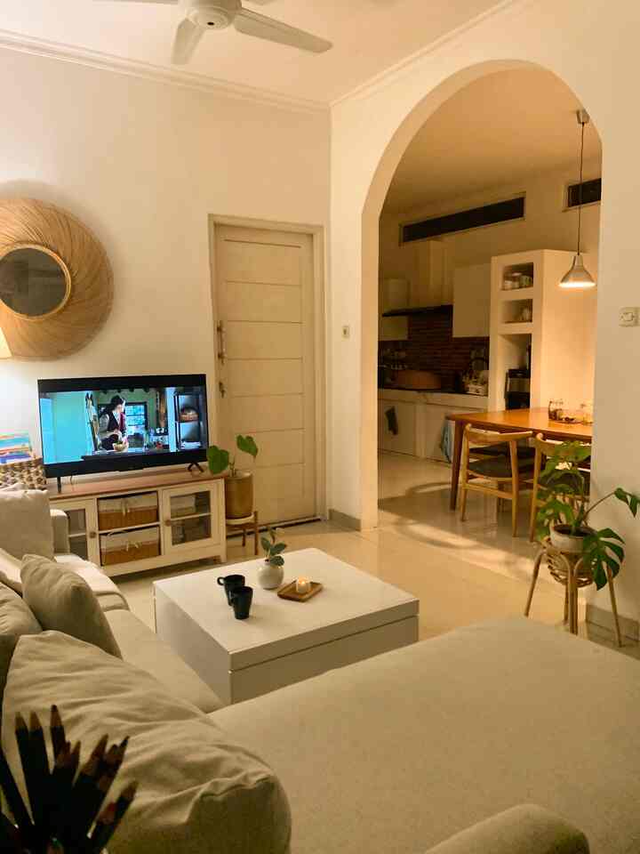 open space rumah cluster mode malam: Parents at night..Its coffee & movie time✨🕯️

Menurutku manjain diri juga wajib ya, siang udah lembur bareng anak-anak. Malam movie date boleh lah yaa..
📌secangkir kopi pake mug dari ikea
📌tray: pokoknya segala table ware kalau dari kayu selalu pakai dekayu
📌lilin aroma terapi
📌berbagai camilan sisa lebaran masih awet dalam toples ikea
📌Lighting gini paling aku suka bangettt pokoknya, bikin malam kamu makin intimate. 
#SofaMinimalis #StandingLamp #SelimutSofa #ToplesLebaran #RumahOpenSpace #RumahTanpaSekat #NightVibe