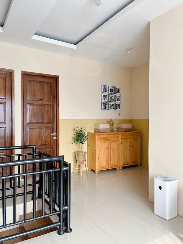 Ada ruangan kecil terbuka di sudut rumah ini yang berada di antara kamar tidur dan kamar mandi.

Agar tetap multifungsi, kami meletakkan lemari kecil yang diisi beberapa barang yang jarang terpakai. Lemarinya tertutup agar rumah tetap terlihat rapi. 

Sebagai pemanis, kami tambahkan juga pohon artifisial dan bingkai foto bewarna hitam agar serasi dengan cat tangga.

Semoga bermanfaat ya tetangga 🫶

#RuangSerbaguna #SudutRumah #RuangMultifungsi #IdeDekorasiRumah #Homedecor #FramePhoto #TanamanArtifisial