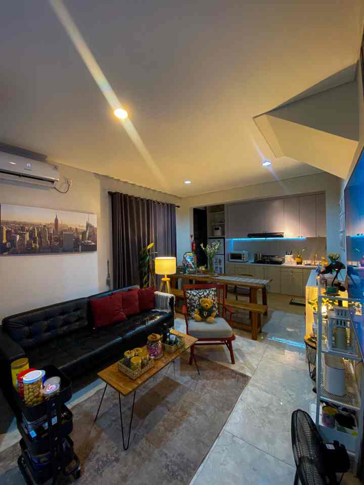 Rumah dengan ukuran terbatas tapi dengan menerapkan konsep open space menjadi terasa cukup luas . Area livingroom , dinning room dan kitchen menjadi satu bagian tanpa sekat pemisah

Saat malam hari rumah lebih terasa hangat dengan pilihan warna lampu yaitu warna warm.  Suasana saat malam sangat bisa dinikmati untuk berkumpul bersama keluarga 

#livingroom
#openspace
#ruanganterbatas
#livingroommungil
#nightvibe
#segehouse