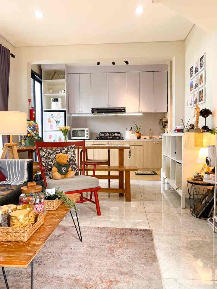 The dining room and kitchen are the most important parts of the house, cooking and eating together can be done at the same time. So that family interactions feel warmer and more intimate

By implementing the open space concept, so that the kitchen and dining table are in the same area without a dividing wall, this allows houses with limited land to get enough space

#kitchen
#dinningroom
#kitchen cabinet
#kitchen inspiration
#segehouse