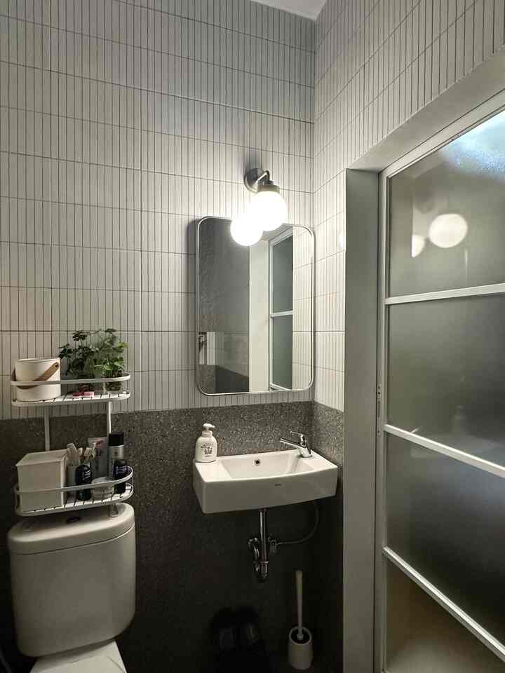 • Kamar Mandi Monokrom Mungil • 

Hello, O!House friends, meskipun kecil, aku ingin kamar mandiku lengkap, rapi dan cantik. Desainnya simpel saja, menggunakan 2 jenis finishing dinding yaitu granit motif terazzo abu-abu dan keramik kitkat tiles warna putih.

Untuk aksesorisnya, aku menggunakan yang fungsional saja, yaitu:
✨ Rak di atas closet sebagai tambahan storage
✨ Tanaman artificial
✨ Botol sabun cantik

#Bathroom
#SmallBathroom
#KamarMandi
#LampuDinding
#CerminKamarMandi
#MonochromeBathroom
#TanamanArtifisial