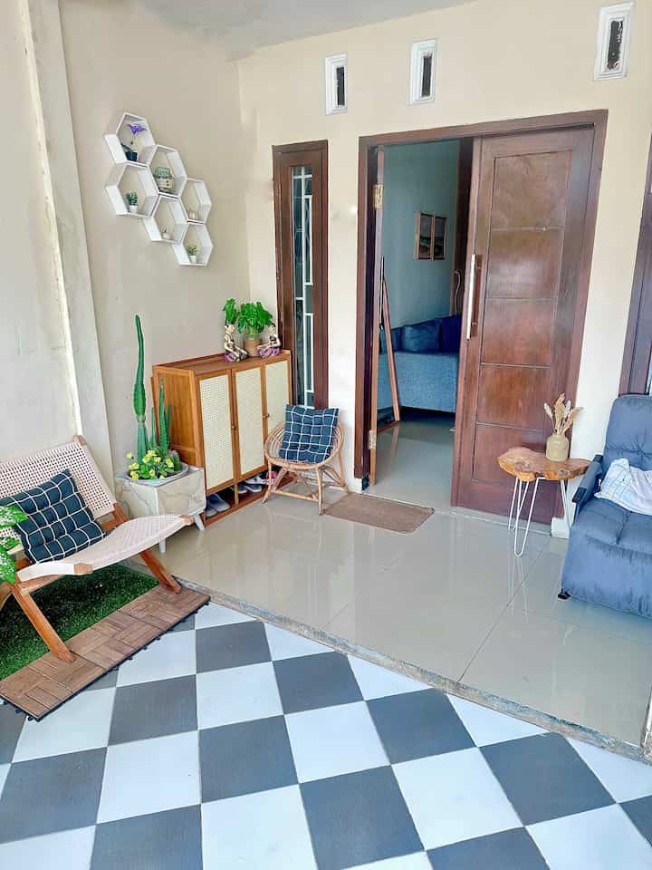 Teras depan rumah yg jadi tempat favouriteku untuk bersantai..
Teras ini tidak terlalu luas tapi dibikin senyaman mungkin dengan tambahan tempat duduk santai dan tanaman yg membuat segar
Semoga menginspirasi teman-teman semua 🥰
#kursibantal #kursiterasrotan #tanamankaktus #fasadrumah #Terasrumah #terascozy #tempatsantai


