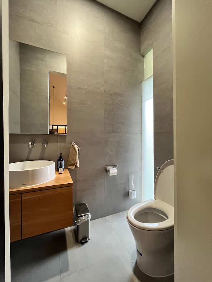 Powder room yang simple dan compact, cuma 1.3 x 2 m. Cukup buat para tamu kalau lagi berkunjung 😁

#Bathroom #PowderRoom #KamarMandi #Toilet #InteriorRumah #Closet #Kaca #Wastafel #Granit #AntiSlip #ToiletCompact