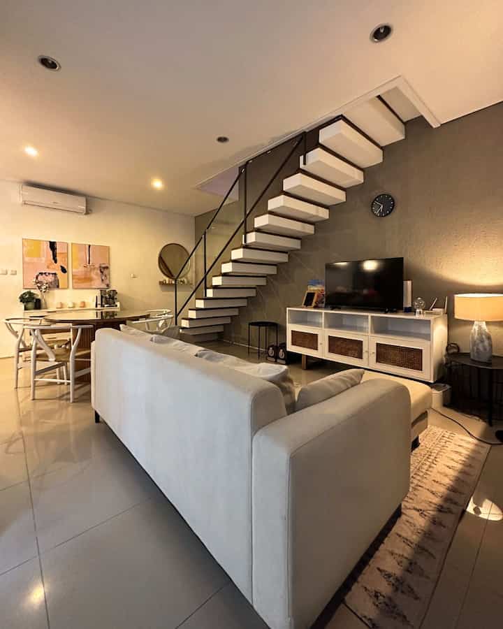 
Ruang tamu rumahku di malam hari. Nyatu langsung sama ruang makan dan dapur tanpa sekat—open space gitu.

Kadang ya, walau perabot udah segini, tetep aja berasa sempit. Tapi tetap aja, selalu ada aja yang pengen didekor atau ditambah di ruangan ini. Ibu-ibu juga gitu ga sih? Space udah terbatas, tapi tangan gatel pengen beli ini-itu biar rumah makin estetik.

Yang setuju, yuk komen di bawah!

#CerminBulat #RakMelayang #SmartTV #RumahOpenSpace #RumahTanpaSekat #NightVibe