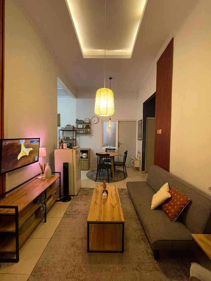 Begitu matahari terbenam, ruang ini mulai berubah karakter.
Dari tempat yang ramai di siang hari, jadi sudut paling tenang untuk melepas penat.
Kuncinya? Lampu-lampu hangat yang sengaja dipilih bukan cuma buat terangin ruangan, tapi juga buat bangun suasana.

Karena buatku, cozy itu bukan soal furnitur mahal. Tapi tentang rasa nyaman yang pelan-pelan muncul dari cahaya temaram dan dekorasi yang tulus.

#RumahOpenSpace #RumahTanpaSekat #NightVibe #LivingRoomCozy #WarmLightsOnly #RumahFansFeels #WarnaCatRumah #WPCPanel 
