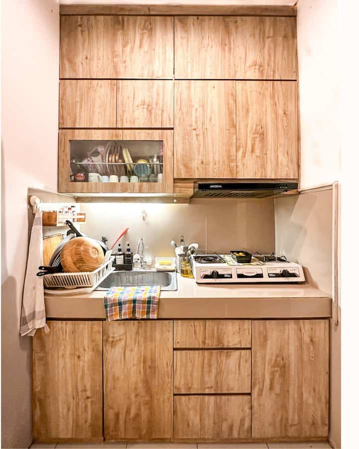 
Inilah penampakan dapur kotor rumahku. Hampir nggak pernah diposting, padahal ini dapur pertama kami—banyak banget kenangan masak di sini.

Waktu itu nekat cari vendor di Tokopedia, terus langsung cocok karena Bapak yang survei ke rumah ramah banget. Dari situ juga baru sadar… ternyata bikin kitchen set itu mahal juga ya (waktu itu 8 juta udah berasa wow).

Slide 2: sketsa simple-nya
Slide 3: hasil akhirnya setelah diinstal

#DapurKotor #DapurSegaris #NightVibe #Dapursimpel #mangkukbambu #rakbumbu #komporduatungku #KitchenSetMinimalis 