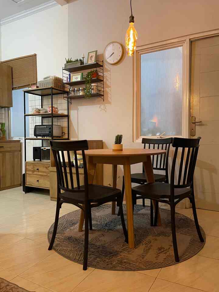 Siapa bilang dining kitchen harus luas dan mewah biar vibes-nya dapet?
Buatku, sudut kecil ini udah cukup jadi tempat paling asik buat makan malam santai, ngopi sore, atau sekadar duduk sambil scroll Pinterest.

Mulai dari meja bundar yang bikin ngobrol jadi lebih dekat, rak dinding yang penuh dekor kecil tapi impactful, sampai lampu gantung dengan cahaya hangat yang jadi spotlight suasana, semuanya berperan bikin ruang ini terasa homey banget.

Nggak harus mahal, yang penting dipilih dengan hati dan fungsinya jalan.
Karena di rumah ini, dekor itu bukan cuma pemanis… tapi bagian dari cerita.

#DiningCorner #HomeDecorTalks #NightVibe #WarmAndSimple #RumahFansStyle #DiningRoomStyling