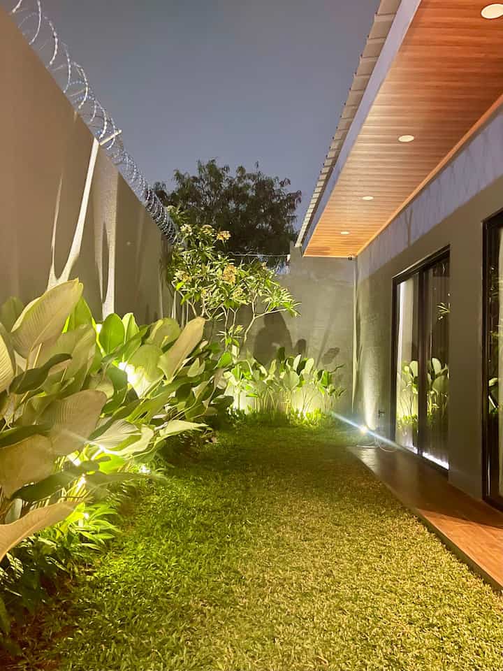 Mode malam di halaman belakang💕🥰

#hidupdamai #tamanbelakang #backyard #garden #nightvibe #nightmode #greeanarea #areahijau #terasbelakang 