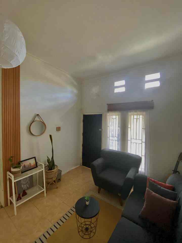 Foyer
Meskipun rumah di lahan terbatas kita tetap membuat foyer di depan pintu masuk, dengan memberikan sedikit dekorasi seperti cermin bulat gantung dan rak putih dengan warna yang masih senada dengan tema rumah dan sedikit dekorasi dinding memakai wallpanel Pvc.

Semoga menginspirasi ;)

#rumahdeveloper
#lowbudgetdecor
#wallpanelpvc
#stylingfoyer
#rumahtanpaarsitek

