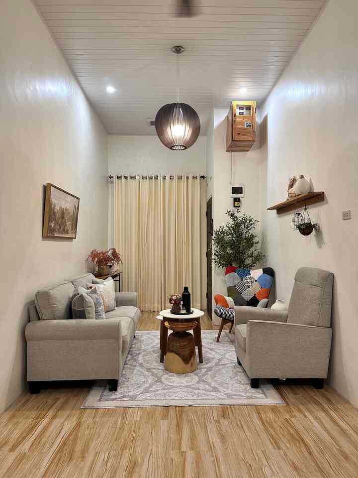 Menyiasati terbatasnya ruang tanpa memberi sekat agar terasa lebih lega juga penambahan cermin di satu sisi membuat rumah terlihat lebih luas, dengan cahaya lampu kekuningan menambah kesan hangat. 

#ruangtamu #ruangtamuopenspace #rumahopenspace #rumahtanpasekat #nightvibe #modernfarmhouse #bandaaceh