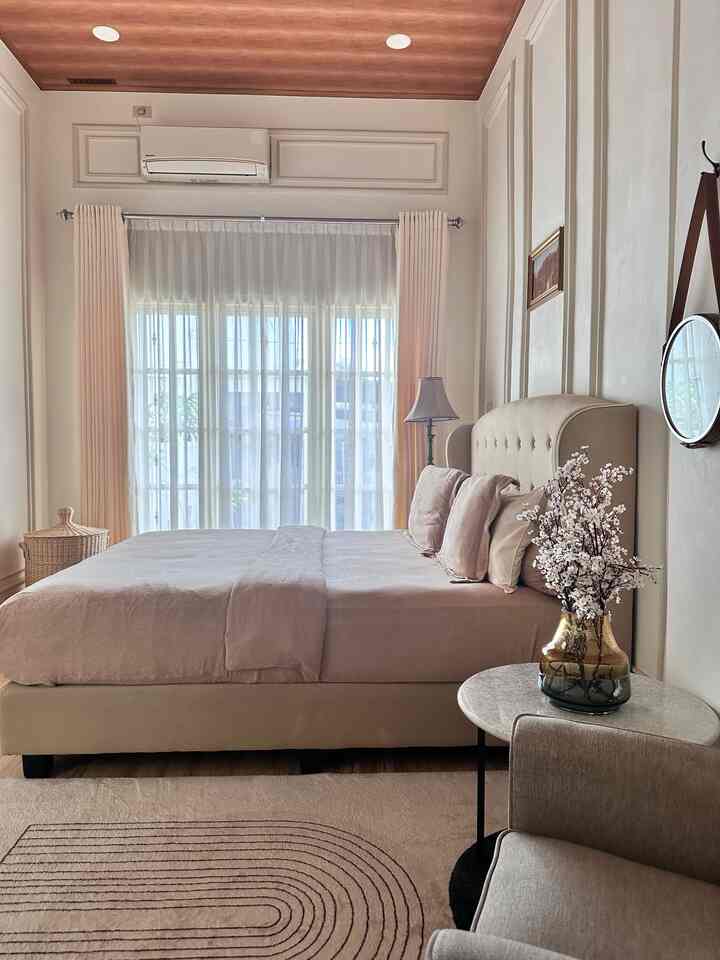 Ruangan ternyaman bagi kami, tempat melepas lelah dan penat dari segala aktifitas. Tempat anak anak berkumpul dan bercerita kegiatan mereka sehari hari sebelum beristirahat di kamar masing masing

#kamartidur #inspirasikamartidur #dipankayu #bedroominspiration #bandaaceh