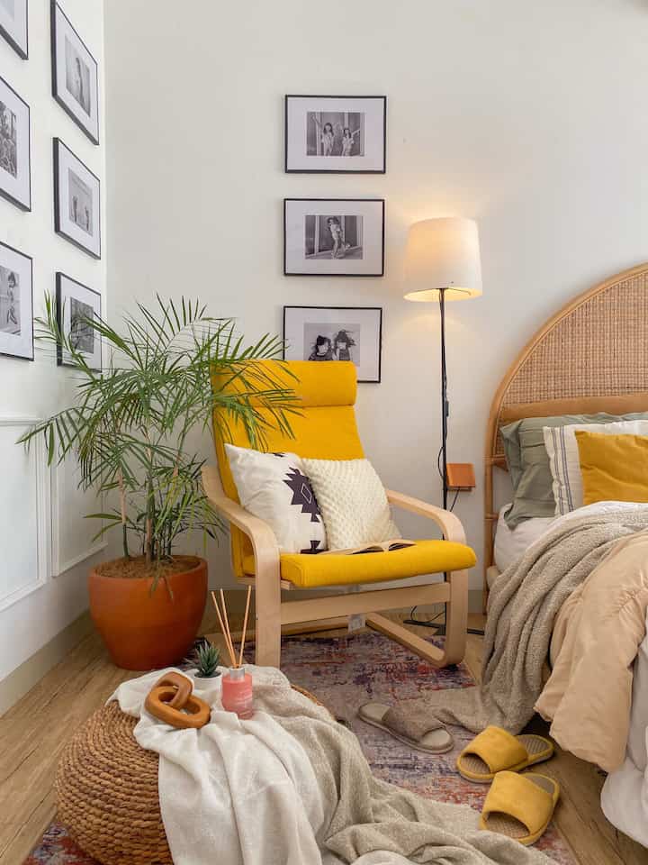 Bikin Kamar Lebih Hidup dengan Kursi Fleksibel

Aku pakai kursi IKEA POÄNG warna kuning cerah sebagai aksen di kamar. Selain warnanya yang stand out dan langsung bikin ruang lebih hidup, kursi ini juga ringan dan fleksibel.

Kadang aku letakkan di sisi kiri kasur, pas banget buat temani baca buku di bawah standing lamp. Tapi kalau lagi pengen suasana yang lebih terang dan segar, aku geser ke sisi kanan, deket jendela besar yang langsung menghadap balkon.

Inilah enaknya punya loose furniture—nggak permanen, jadi mudah disesuaikan dengan mood, kebutuhan, atau perubahan layout ruangan.

Tips kecil: Untuk kamar yang fungsinya banyak (buat istirahat, kerja, baca, dll), pilih furnitur yang bisa adaptif dan ringan supaya mudah diatur ulang tanpa ribet.

#WarnaCatRumah
#KursiMinimalis
#LooseFurniture
#StandingLamp
#LantaiVinyl
#InspirasiKamar
#Bedroom
#TanamanIndoor