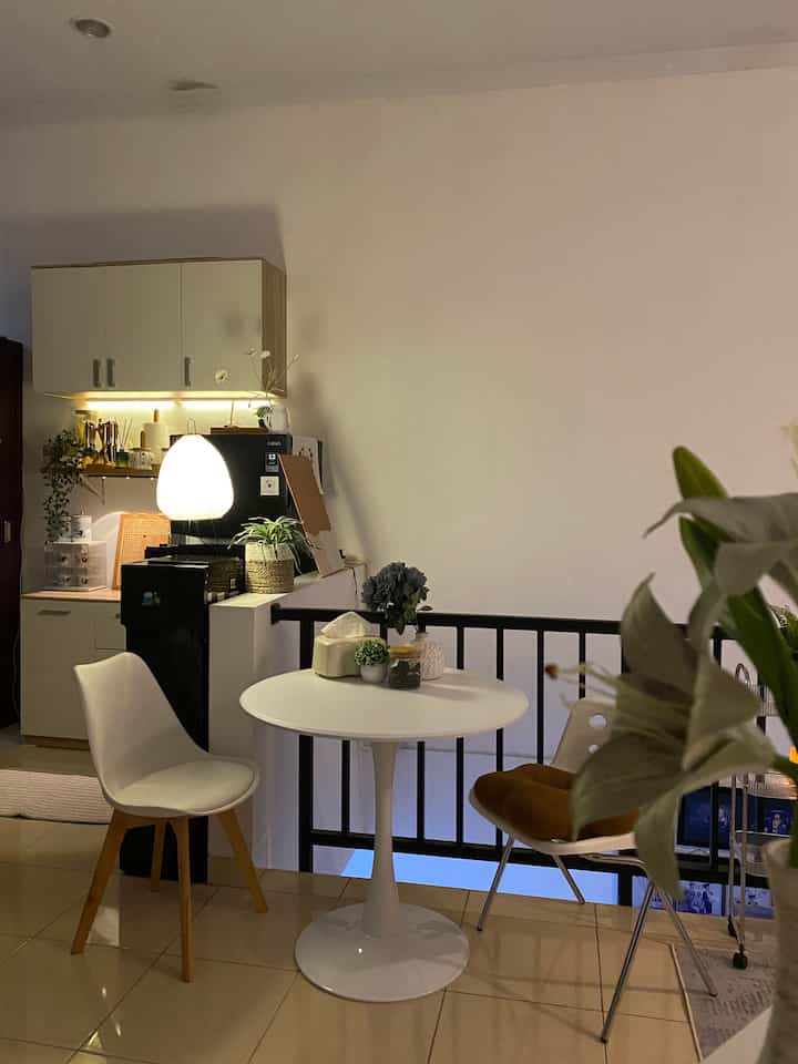 Kitchen and dining at night 😍 saat malam hari rasanya tuh kaya adem aja liatnya karena gak sibuk seperti siang hari apalagi kalau lampu malam udah nyala berasa banget vibes warmnya 😍 lighting is the key! Bikin vibes beda, cobain deh 

#mejamakan #kursimakan #catrumah #railingtangga #vasbunga #lampuakari #kitchenset #kesetdapur #walldecor 