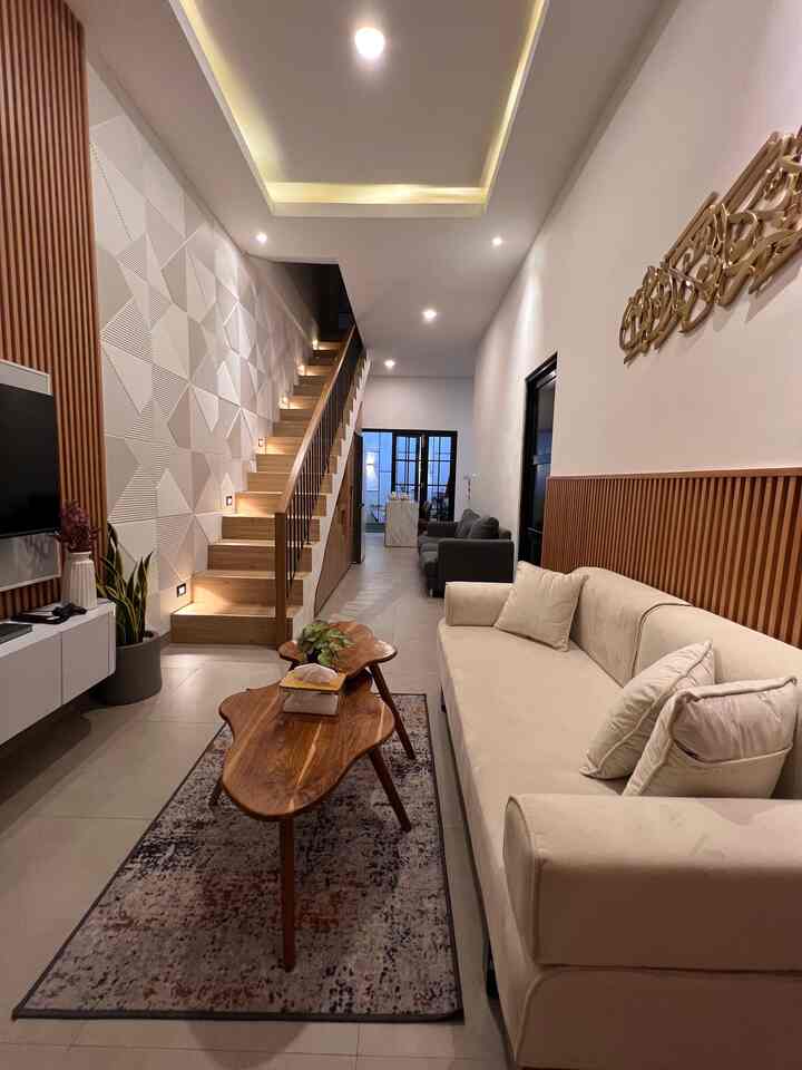 My open space living room at night vibe 
#wallpanel #woodpanel #lantaigranite #sofaminimalis #sofajapandi #lampudekorasi #lampuapel #ruangtamu #livingroom
#openspacehouse #rumahtanpasekat #nightvibe