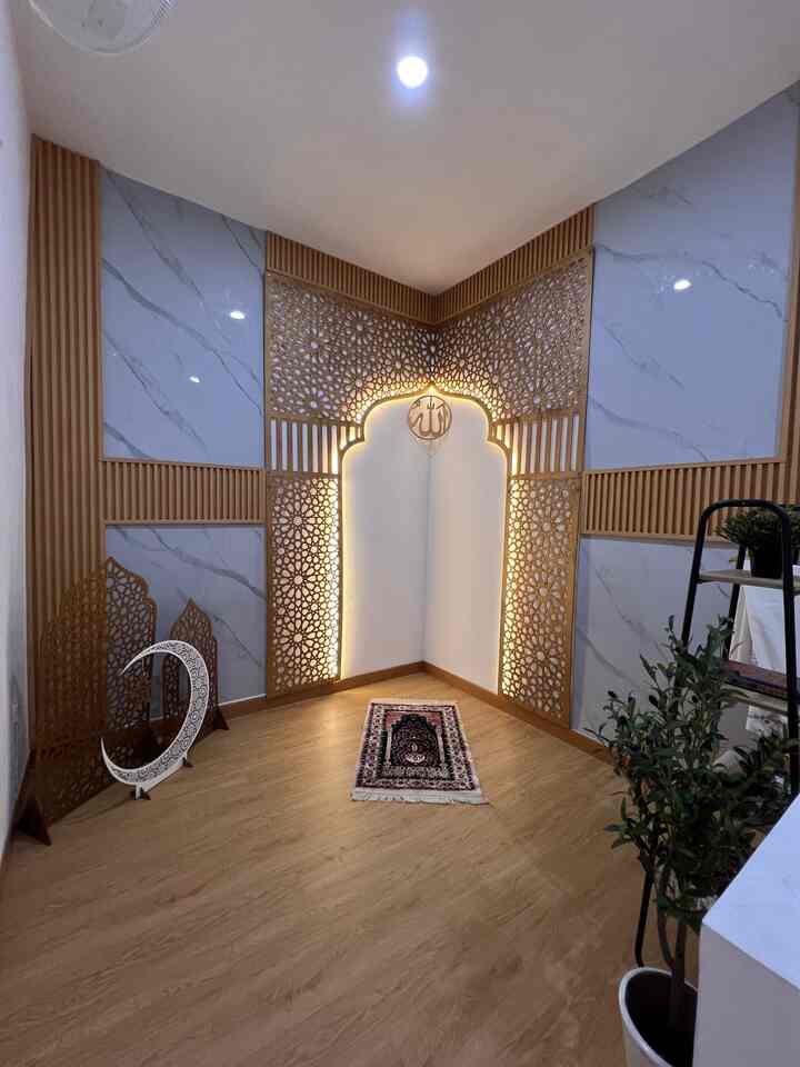 Mushola dirumah pakai mihrab siku didindingnya karena kiblatnya serong. Untuk kombinasi pakai wallpanel dan uv marmer panel. 

#mihrab #tempatibadah #mushola #tempatsholat #musholarumah #lantaispc #woodpanel #wallpanel #uvmarmerpanel #rakgantung #olivetree #rakmukena