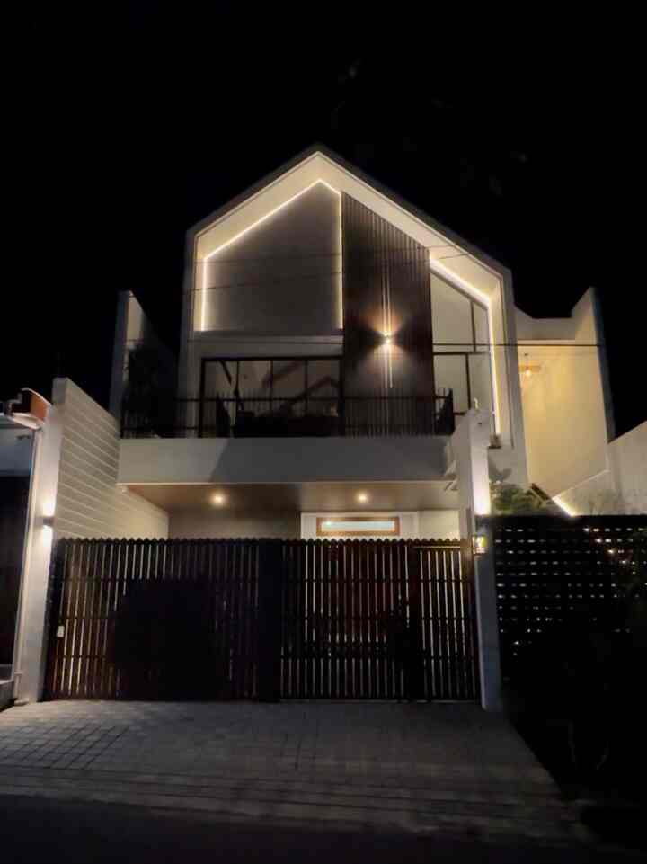 Aku paling suka sama fasad rumahku saat malam. Banyaknya lampu warm white yang menyala membuat suasana menjadi lebih nyaman. Untungnya sih lampu jaman sekarang lebih hemat listrik ya, jadi nyala sampe pagi juga bayar listriknya ga mahal 🤭


#fasad #fasadrumah #nightvibes #warnacateksterior #cat #plafonwpc