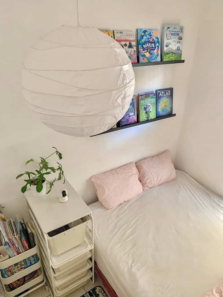 Top 5 Best Buy 2025📌✨

1. Ceiling lamp: salah satu produk best seller katanya nih, udah wishlist dari tahun lalu. Asal rutin dibersihin pake kemoceng aja biar bebas debu. Bisa dipadukan dengan beberapa merk bohlam lampu yang intensitas cahayanya sesuai kebutuhan.
2. Bladeless stand cooling fan: kipas angin yang aman untuk anak-anak. kamar anak saya tidak menggunakan AC karena ada rhinitis allergy. 
3. Rak buku dinding Mosslanda: sampe beli 2 versi loh. Emang worth banget✨🫰🏻
4. Baby safety gate: saya pasang dua untuk pintu tangga atas dan bawah. Buat anak pastinya harus “zero risk”
5. Standing hanger: aesthetic look bangettt✨

#LampuGantung #CeilingLamp #BladelessFan #RakBuku #RakDinding #PintuTanggaAnak #StandingHanger #Top5BestBuy #RekomendasiProduk #AmbassadorPick