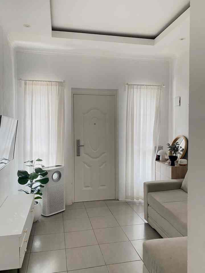 Top 5 Best Buy — Living Room Edition 🛋️✨👀

1. Gorden Silky – Tirai tidak tembus pandang tapi tetap membuat ruangan terang

2. Tanaman Artificial – Bikin ruangan jadi lebih segar & tidak “flat”

3. Meja Multifungsi (Holmerud by Ikea) – Meja ini bisa banget jadi side table maupun coffee table di Living Room

4. Lemari Sepatu – Selain untuk simpan bisa banget ditambah dekorasi supaya ruangan lebih aesthetic

5. Cermin – Selain untuk dekorasi ruangan bisa juga untuk membuat ruangan tampak lebih besar

#TanamanArtificial #tirairuangtamu #Top5BestBuy #RekomendasiProduk #AmbassadorPick
