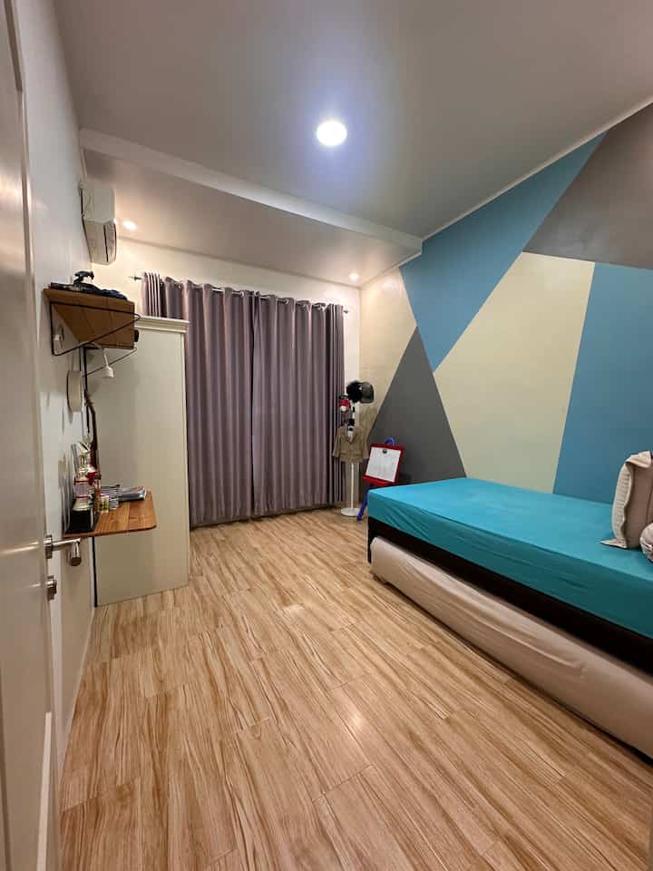 Tempat anak anak bermain, belajar dan beristirahat. Proses finishing kami melibatkan anak anak untuk memilih warna dinding di satu sisi kamar, alhasil mereka pun memilih warna beserta motifnya begitupun dengan sprei favorit anak anak, harus senada paling tidak mendekati warna dinding

#kamartiduranak #inspirasikamartiduranak #plavonpvc #cat #livewithkids #bandaaceh
