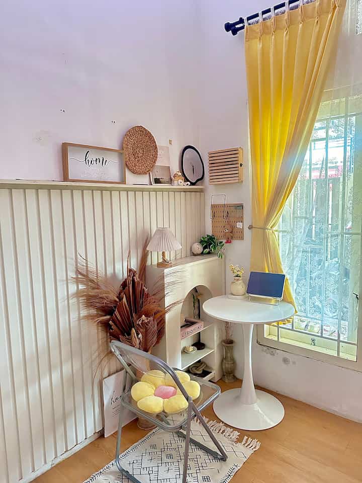 Pojok favourite dirumahku
Sebenarnya ruangan ini adalah ruang kerja yg bisa dijadikan ruangan serbaguna
Saya biasa bersantai smbil baca buku,atau sekedar minum kopi sambil melihat pemandangan luar
Semoha menginspirasi teman-teman semua 🥰
#kursitransparan #bantalbunga #mejabulat #ruangkerja #ruangkerjaaesthetic #pojokfavourite #pojokansantai