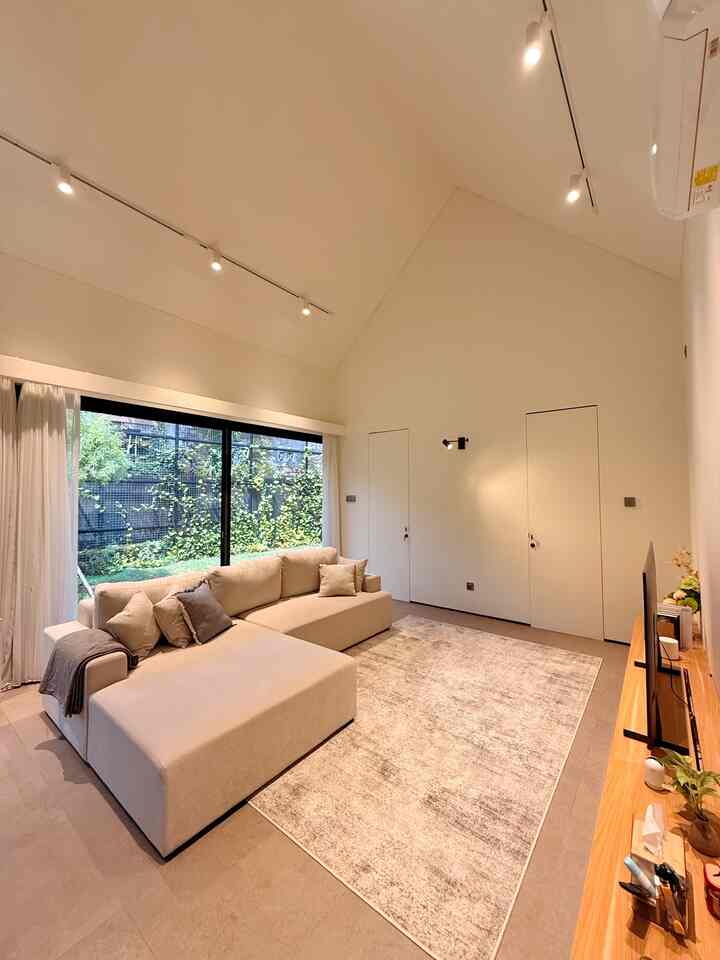 Kalau disuruh pilih 5, ini produk yang paling aku sering pakai dan berguna banget!
1. Custom sofa L shape, dengan ukuran L nya 120 cm jadi muat berdua!
2. Mesin kopi espresso Ferrati Ferro, merek lokal, cocok buat daily
3. Kompor gas Teka matte black, glass nya matte gitu jadi gampang dibersihin dan kayak profesionak designnya
4. Standing desk dari Palmo
5. Jawat nyamuk foldable dari SLS, biar bisa buka jendela tanpa dinyamukin!

#Top5BestBuy #RekomendasiProduk #AmbassadorPick #Sofa #Kompor #MesinKopi #EspressoMachine #MejaKerja #RuangKerja #KawatNyamuk