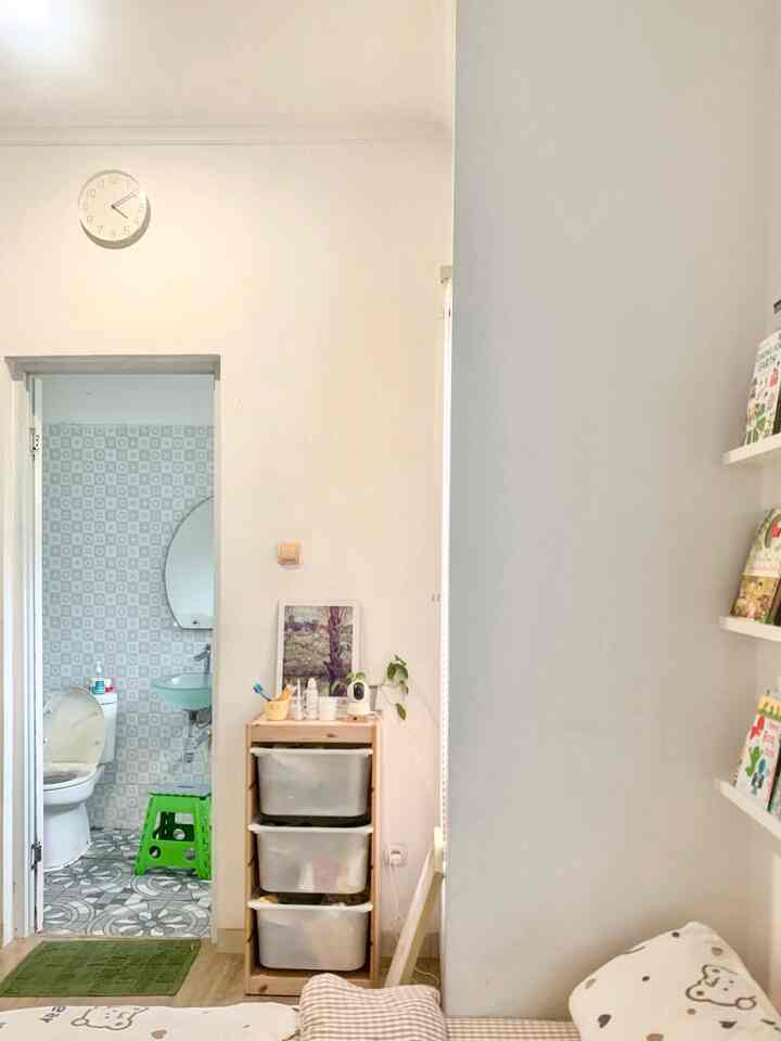 Super simple children's bathroom🚿🛀✨

Many levels of children's independence start from the bathroom. Since the age of 2, children have been trained to be independent with toilet training, then continue to learn to brush their teeth by themselves, and now at the age of 5 they have learned to take a bath by themselves.
trofast cupboard: children can choose their own clothes with the right height for children. I put my child's toothpaste and toothbrush on top of it in a glass, making it easy for him to take and return them without help.
children's toilet: I took toto because it is easy to clean. A folding stool is used for my 2-year-old child when he washes his hands and brushes his teeth. Bathroom equipment is sufficient with 1 corner shelf made of steel wire.

#Children'sBathroom #LemariAnak #RakKamarMandi #ToiletAnak #KidsBathroom