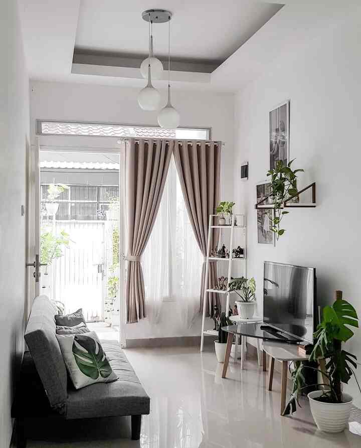 Spill Top 5 Best Buy versi aku untuk rumah mungil 🤩

1. Ruang Tamu — Sofa Bed!
2. Dapur — Top Cabinet
3. Ruang Makan — Meja makan putih minimalis
4. Kamar Tidur — Dipan dengan storage kanan kiri
5. Kamar Mandi — Shower modern yang mudah dibersihkan 

#RumahPertama #RumahMinimalis #RumahMungil #Monochrome #Top5BestBuy #RekomendasiProduk #AmbassadorPick
