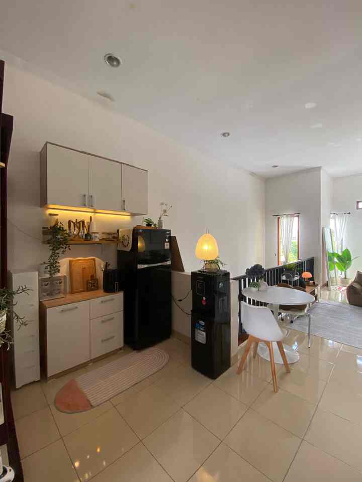 2 tempat fav dirumah :

1. Dining room salah satu tempat favorit untuk makan, atau sekedar duduk untuk ngobrol dengan suami sambil menikmati minuman favorit! 

2. Bedroom, tempat melepas lelah setiap harinya 💕 kalau udh malam rasanya tenang sekali 

Kalau tetangga tempat favorit dirumah dimana nih? 

#diningroom #mejamakan #kitchenset #karpetdapur #lampuakari #catrumah #tanamanhias 