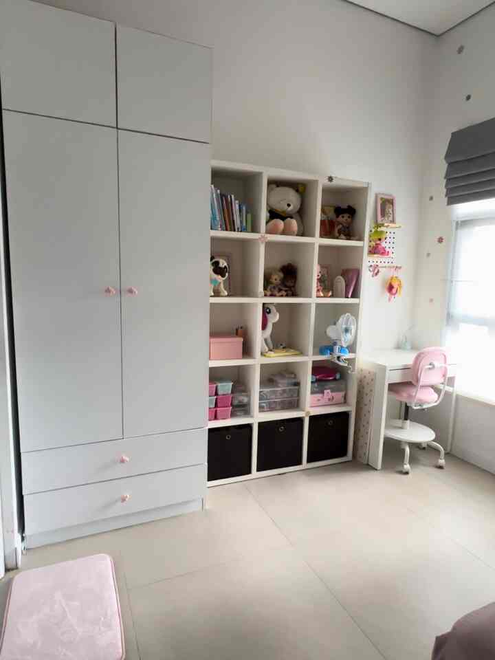 Kamar anakku temanya white-pink. Sengaja aku bikin desain yang masih anak-anak agar sesuai dengan usianya. Furniture yang dipakai juga semuanya ramah anak. Dengan desain simpel minimalis dan mudah dijangkau


#kamaranak
#cat
#desainminimalis
#kursibelajar #makeoverkamar