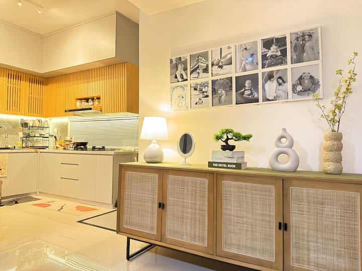 Serba serbi foyer~

#FoyerIdeas  #CredenzaJati #LampuAestetic #FreeMission #PernakPernikAesthetic #OpenSpaceHome #FoyerInspiration