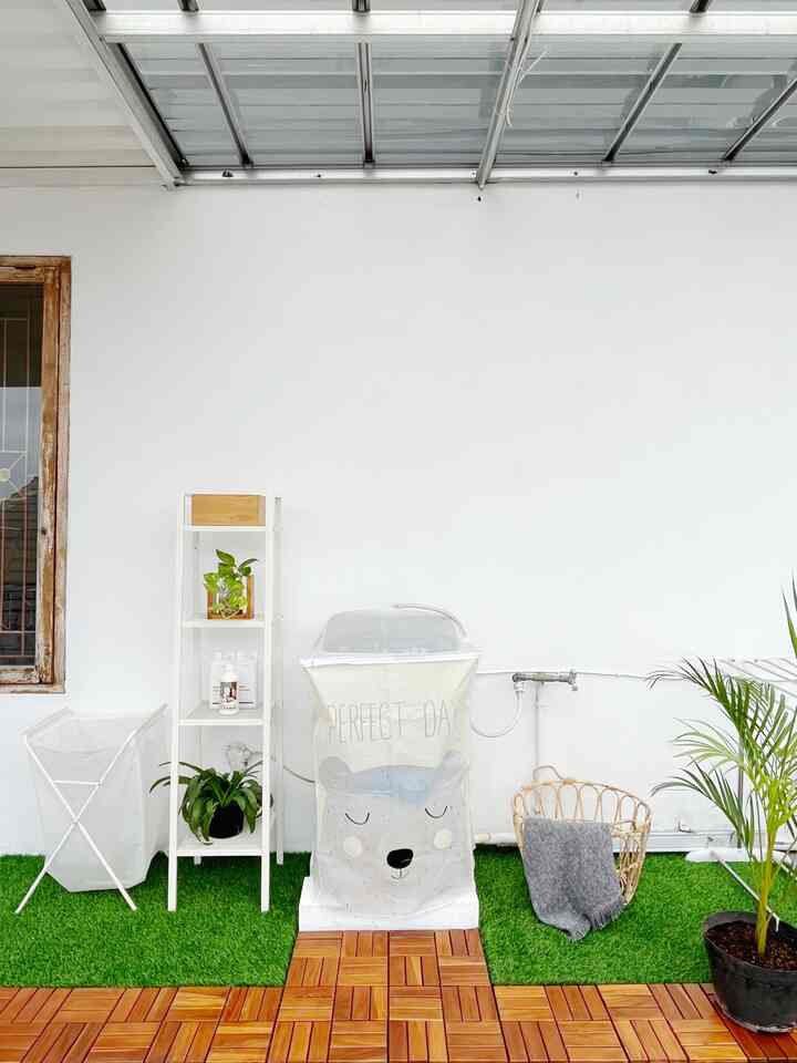 Ini adalah laundry room sederhana yang kami desain sendiri. Dibagian lantai kami tambahkan decking kayu dan rumput sintetis. Sementara bagian atasnya kami tutup dengan kanopi transparan agar cahaya tetap masuk untuk jemur pakaian.

Untuk barang lainnya yang kami letakkan di laundry room ini adalah barang lama yang sudah ada di rumah dan memang seharusnya ada di area cuci jemur. Seperti keranjang baju kotor, rak untuk menaruh detergen , serta jemuran kecil untuk pakain anak. 

Walaupun sederhana tapi laundry room ini sangat nyaman dan kepake banget. Semoga bermanfaat ya tetangga 🥰

#LaundryRoom #LaundryArea #RuangCuciJemur #TempatCuciJemur #KeranjangBaju #DeckingKayu #RumputSintetis #RakDeterjen 