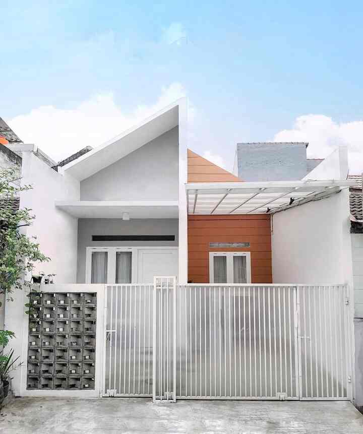 Slide 1 - Bagian rumah yang paling aku banggakan yaitu Fasad! Karena bentuknya paling unik dan beda sendiri di sepanjang gang perumahan hehe. Jadi iconic deh!

Slide 2 - Sudut yang bikin betah tentu saja taman mungil ini, tempat ku menyalurkan hobi bertanam

Slide 3 - Saking sukanya dengan tanaman, jadi ku masukkan beberapa tanaman sebagai dekorasi indoor

Slide 4 - Before After fasad rumah! 

Slide 5 & 6 - Progress rumah kala itu 🖤

#RumahMinimalis #RumahMungil #DesainFasad #CatFasad #MiniHouseTour #CeritaRumahku #PerjalananRumah