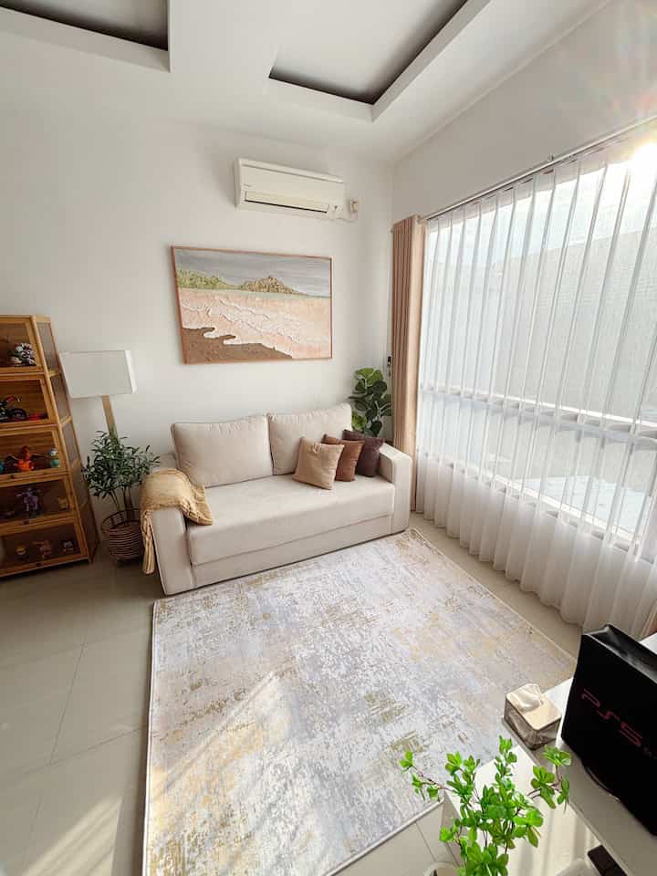 Ruangan yang paling terasa perubahannya yaitu ruang ini. Awal ditempati ruangan ini terasa sangat sepi, karena tidak ada sofa, meja, apalagi dekorasi aesthetic lainnya. Hanya ada TV dan kabinetnya saja.

Alhamdulillah sekarang sudah jauh lebih nyaman dan cantik. Dengan penambahan sofabed, karpet, tanaman artificial, wall art membuatnya semakin hidup dan hangat.

Jujur, untuk perabotan yang ada di sini diisi perlahan. Jadi rumah ini bisa juga disebut rumah tumbuh yang mungkin akan terus bertumbuh ke arah yang lebih baik. Tapi sejauh ini, kondisi yang ada di slide 1 adalah yang paling nyaman kami rasakan untuk saat ini. Semoga bermanfaat ya tetangga 🥰

#MiniHouseTour #CeritaRumahku #PerjalananRumah #RumahTumbuh #PerjalananRumahTumbuh #HomeTour #SofaBed #Karpet #WallArt