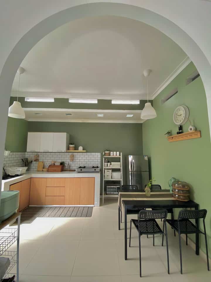 1. Slide 1 - bagian rumah yang paling dibanggakan adalah dapur ini, karena desain nya sesuai dengan yang kita mau ditambah aksen Arch ( lengkungan ) yang menghubungkan dengan living room.
2. Slide 2 dan 3 - Ruangan dan sudut yang paling betah karena biasanya di sofa ini kita sering duduk atau rebahan melepas penat.
3. Slide 4 dan 5 - Area kecil di depan pintu masuk tempat kita meletakkan koleksi beberapa tanaman indoor.
4. Slide 6,7,8 - Merubah ruangan yang dulu nya kamar mandi menjadi mushala atau mihrab kecil di dalam rumah. Ini salah satu perubahan yang sangat penting karena mihrab ini salah satu impian kita berdua.

#kitchensetminimalis
#warnacatrumah
#MiniHouseTour
#CeritaRumahku
#PerjalananRumah
