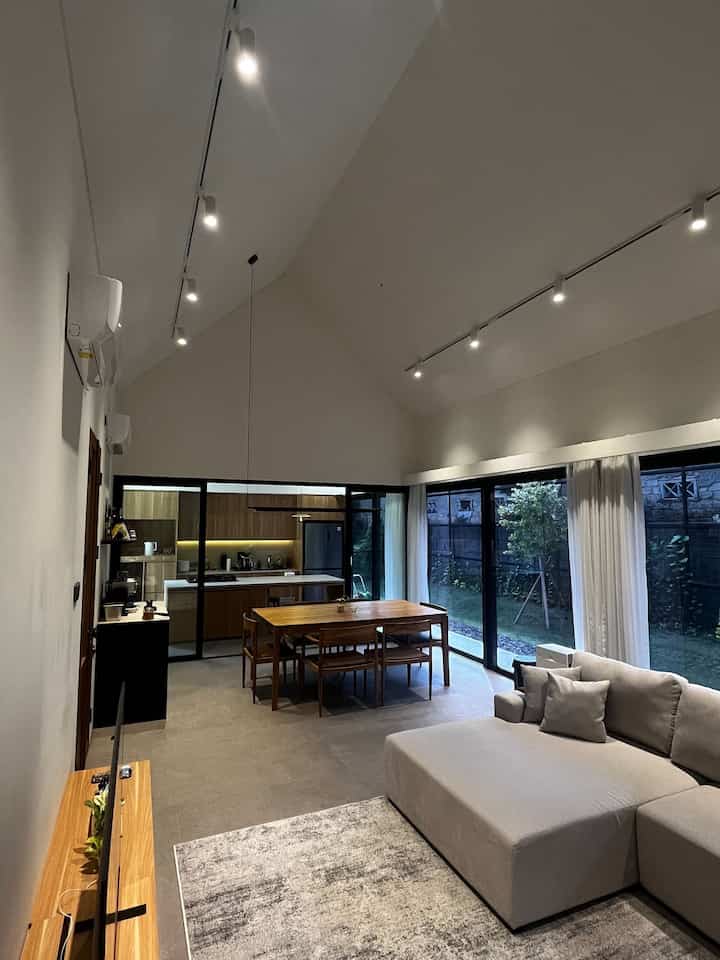 Before vs after bangun rumah. Proses pembangunan rumah kita makan waktu sekitar 1 tahun. Ga kerasa sekarang udah hampir 1 tahun menempati rumah ini!💖

#MiniHouseTour #CeritaRumahku #PerjalananRumah #HouseTour #Renovasi #LivingRoom #Hallway #Foyer #ExteriorRumah #Landscape 