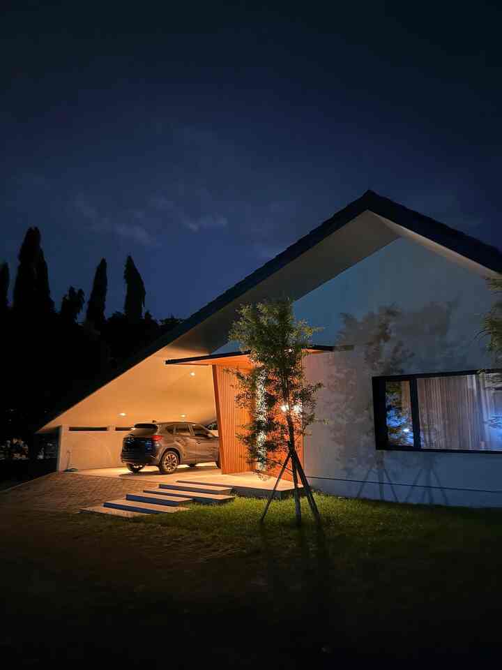 Fasad rumah kami di malam hari ✨✨✨✨ sangat menyukai warna hangatnya! 

#Fasad #Exterior #ExteriorRumah #Landscape #DesignRumah #TampakDepan #Lighting #Cat #Kamprot #Carport #Garasi #Lampu