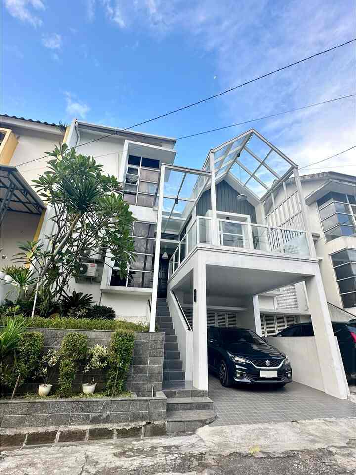 • Cerita Transformasi Rumah •

Hello, O!House friends, Himfari’s House saat ini bisa terwujud setelah melalui 2x renovasi besar. ✨

Berikut beberapa hal yang aku tambahkan untuk mempercantik rumah saat renovasi:
✨ Pendant Lamp/ Chandelier di setiap ruangan di rumah
✨ Meja makan cor finishing granit tile motif marble
✨ Granit tile motif kayu di kamar agar terasa hangat
✨ HPL Kitchen set warna hitam
✨ Backsplash mermaid tile warna putih di dapur

#Fasad
#LampuGantung
#KeramikGrid
#MiniHouseTour
#CeritaRumahku
#PerjalananRumah
#ModernHouse