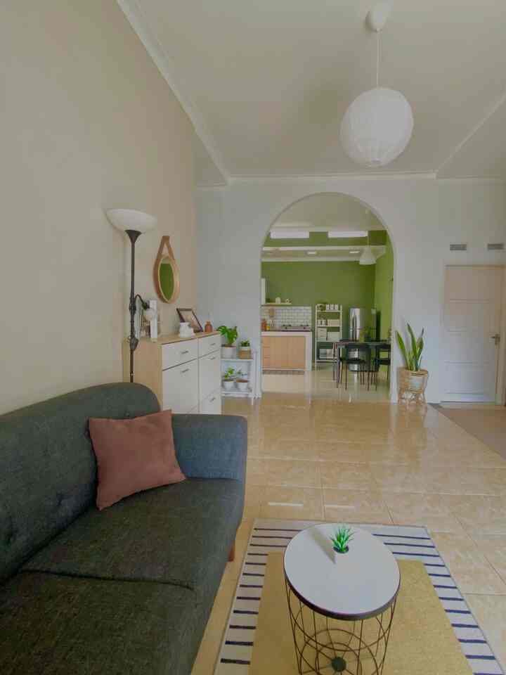 Arch ( Lengkungan ) si pemanis ruangan

Penambahan lengkungan ( Arch ) sebagai batas antara living room dan dapur ternyata menambah kesan estetik dari ruangan.
Rumah yang menyatu antara living room dan dapur jika ditambah dengan Arch seperti ini dapat memberi kesan manis dari rumah.
Itulah alasan kenapa kita menambahkan aksen Arch dirumah ini.

Semoga menginspirasi ya ;)

#rumahdeveloper
#rumahtanpaarsitek
#padang
#cattembok
#arch
#rumahtanpasekat