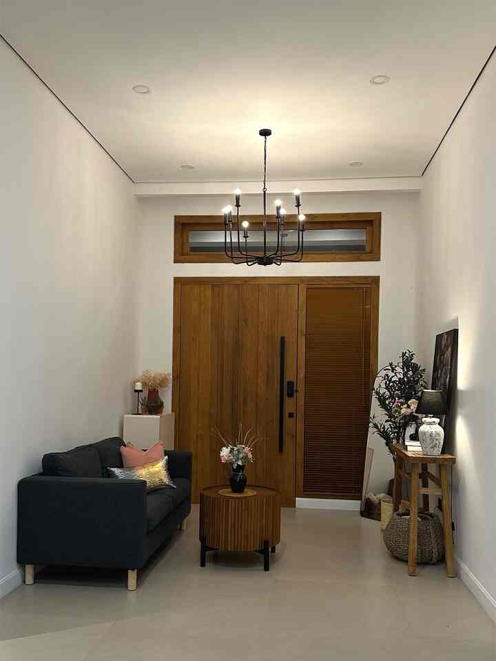 Ruang tamuku yang jarang ada tamu. Masih belum banyak dekor disini. Aku bikin foyer sederhana dengan dekorasi lukisan besar dilengkapi table lamp dan vas. Diujung aku tambahkan pohon olive artificial dan cermin arch sehingga sebelum pergi bisa cek Ootd dulu disini 😊


#livingroom #foyer #cat #warnacatrumah #pinturumah #coffeetable #sudutfavorit