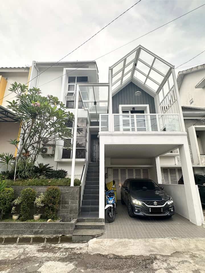 • Kaca di Fasadku •

Hello, O!House friends, fasad Himfari’s House didominasi bahan kaca sehingga menonjolkan ciri khas rumah modern. Penggunaan material kaca memungkinkan cahaya matahari menembus dan masuk ke dalam rumah, menjadikan rumah selalu terang di siang hari.

Material kaca diaplikasikan pada:
✨ Railing
✨ Atap balkon
✨ Atap tangga entrance
✨ Jendela balkon-study room
✨ Jendela kamar di lt.2 dan lt.3

#Fasad
#ModernHouse
#Facade
#LampuGantung
#BesiHollow
#TemperedGlass