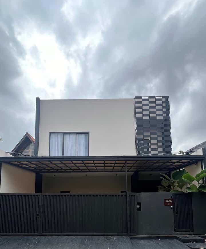 Fasad minimalis yang kami design sendiri, simple & kotak sesuai keinginan kami
Lebar rumah ini 10m dengan carport yang muat 2 mobil + 1 area kosong yang biasanya kami gunakan untuk sewa mainan anak2 seperti brakiasi
Design fasad kami tetap monochrome dengan kanopi solarflat + pagar hitam minimalis 🖤🤍

#rumahmonochrome #rumahhitamputih #rumahminimalis #fasadrumah #pagarrumahminimalis #catrumah