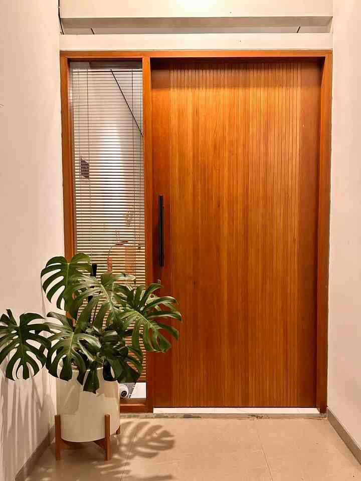 Beginilah pintu masuk utama (terdapat di lantai 1) dan fasad rumah kami dari lantai 2. Agak sulit untuk bisa memuat keduanya dalam 1 foto karna memang posisi rumah yang tidak memungkinkan. 

Untuk entrance door kami memilih menggunakan kayu solid dengan finishing walnut brown dan kisi-kisi, selaras dengan motif pada kitchen set. Di sebelahnya terdapat jendela mati sebagai salah satu sumber pencahayaan rumah. Sebagai pemanis, di depan jendela kami tempatkan monstera king dengan pot terazzo.

Fasad lantai 2 sebetulnya masih fasad bawaan developer dengan sedikit modifikasi, karna terdapat jendela kamar utama dan juga kamar mandi. Agar tidak terlalu monoton, kami menambahkan aksen kotak-kotak pada jendela tersebut.

#Terasrumah #pintumasuk #inspirasifasad #stylefasad #fasadrumah