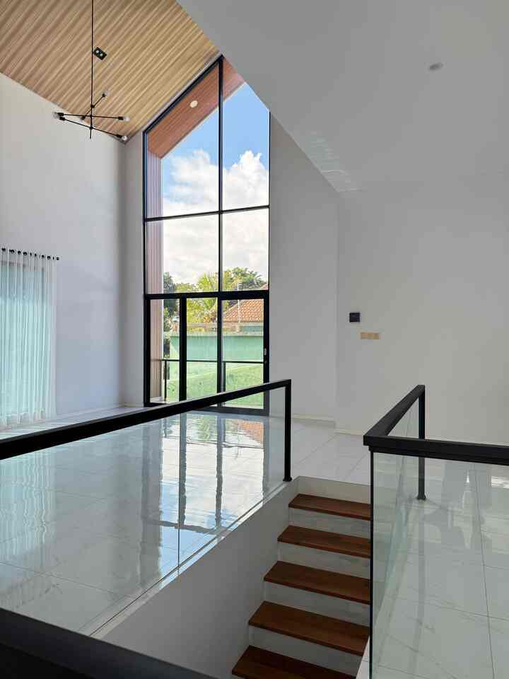 Balkon dengan jendela besar Scandinavia membuat ruangan di lantai 2 terasa lega dan terang benderang. 
View di balkon ini ada gunung dan sawah, kalau pagi udaranya begitu sejuk dengan melihat pemandangan luar kabut gunung pun membuat mata kita terpana, walaupun kalau siang udaranya panas tapi kami sangat menikmati area ini apalagi diwaktu sore menjelang malam karena langit terlihat bagitu cantik dengan sunsetnya.


#balkon #jendelascandinavia #jendelaalumunium #inpirasirumahkaca #iderumahkaca #plafonPVC