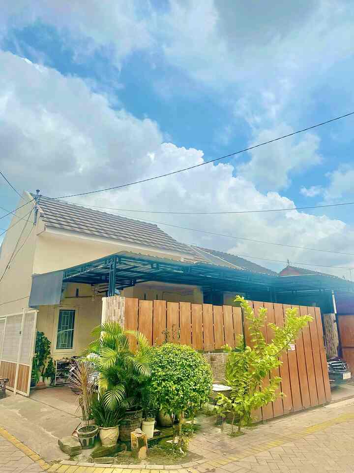 Hi kenalin aku Winda,ibu rumah tangga yg mempunyai 2 orang anak.Aku menempati rumah ini di tgl 25 Desember 2019 jadi sudah 5 tahun lebih kira-kira saya menempati rumah ini

Slide 1 Fasad
Fasad rumah bawaan developer yg tidak saya ubah dari pertama kali saya menempati rumah ini.Hanya beberapa tambahan agar fasad lebih enak dilihat yaitu pagar dengan bahan woodplank,tanaman outdoor yg membuat rumah tampak segar,lalu pemasangan pagar samping dari bahan besi minimalis dan cat eksterior wrna cerah untuk menambah kesan cantik

Slide 2 sudut yg bikin aku betah
Tempat ini berseberangan dengan ruang tv jadi sebenarnya ruangan ini adalah ruangan fungsional yang biasa aku gunakan untuk bekerja,mencari ide konten,atau sekedar meminum kopi sambil melihat pemandangan luar

Slide 3 area fungsional
Area ini adalah area favouriteku dan keluargaku,banyak sekali aktivitas yag terjadi di tempat ini,mulai dari menonton tv,bermain bersama keluarga,bersantai dsb

Slide 4 area yg tidak pernah di post
Area ini sebenarnya adalah area pembatas antara dapur bersih dan kotor.Aku kasih beberapa foto dan dekorasi agar cantik dan tidak monoton

Slide 5 Before-after progress rumah
Fasad pertama kali saat aku membeli rumah ini 

Semoga menginspirasi teman-teman semua 🥰
#catjotuneksterior #kanopialderonholo #pagarwoodplank #tanamanpalm #besidorongminimalis #MiniHouseTour #CeritaRumahku #PerjalananRumah
