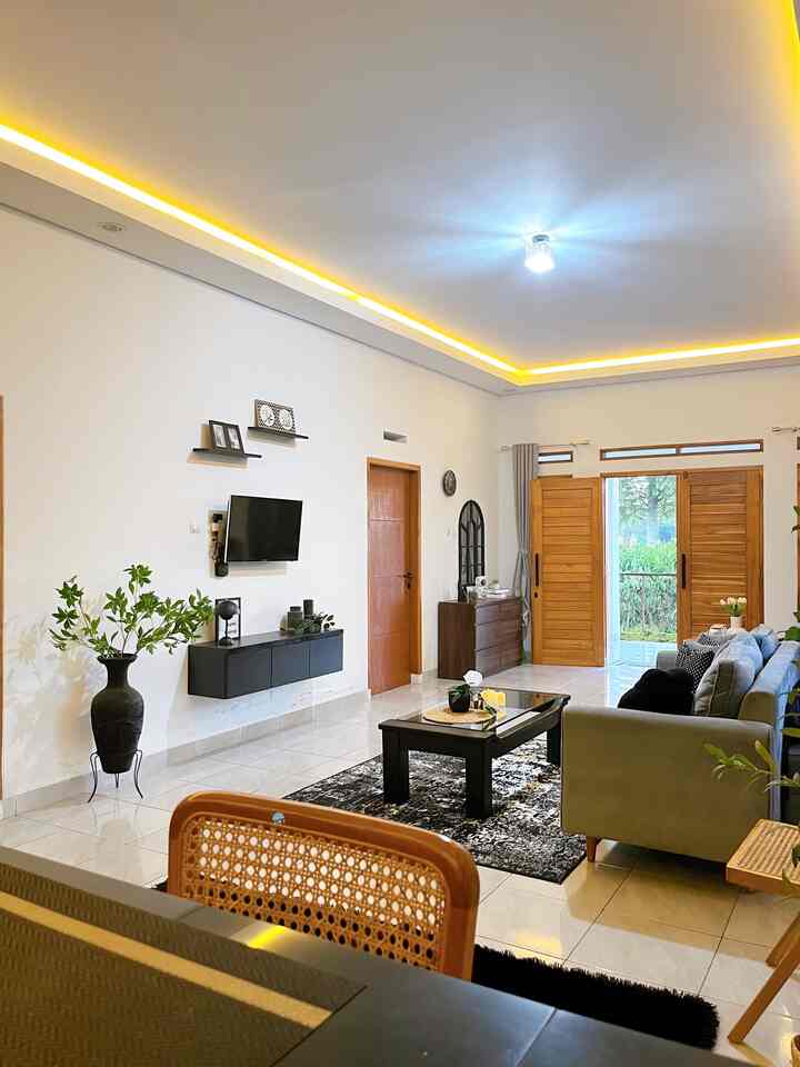 Story of BumiGerrd

Awal menempati rumah ini benar-benar masih kosong hanya ada gelaran karpet dan barang bawaan dari rumah lama bahkan fasad pun belum kami cat. Waktu demi waktu rumah ini menjadi terisi dan semakin nyaman. 

Slide 1 dan 2, livingroom yang menjadi tempat fav kami berkumpul disini kami menghabiskan waktu bersama. 

Slide 3, meja bar yang menjadi fav anak ketika meunggu mamahnya masak di dapur. Tempat kami makan bersama bahkan menjadi temap kerja dan belajarnya anak kami. 

Slide 4, dapur impian aku sederhana dan ada pencahayaan alami dari jendela di atas kompor. Disini aku bisa memasak sambil melihat pemandangan kebun mangga. 

Slide 5, teras disini tempat fav aku dan suami disini kita sering ngobrol santai sambil ngopi menikmati pemandangan kebun mangga disekitar rumah. 

Slide 6 dan 7, rumah pertama kami tempati. 

#bumigerrd #RumahOpenSpace #RumahMinimalist #RumahMonochrome #SofaMinimalist #KarpetAbstrak #LampuIndistrial #DekorasiRuangTamu #MiniHouseTour #CeritaRumahku #PerjalananRumah
